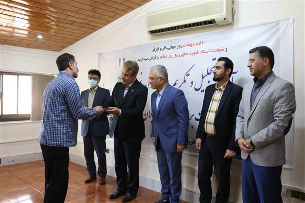 مدیر عامل شرکت برق منطقه‌ای گیلان در آیین تجلیل از کارگران نمونه مطرح کرد:  كارگران خط مقدم تولید برق مطمئن و پایدار هستند
