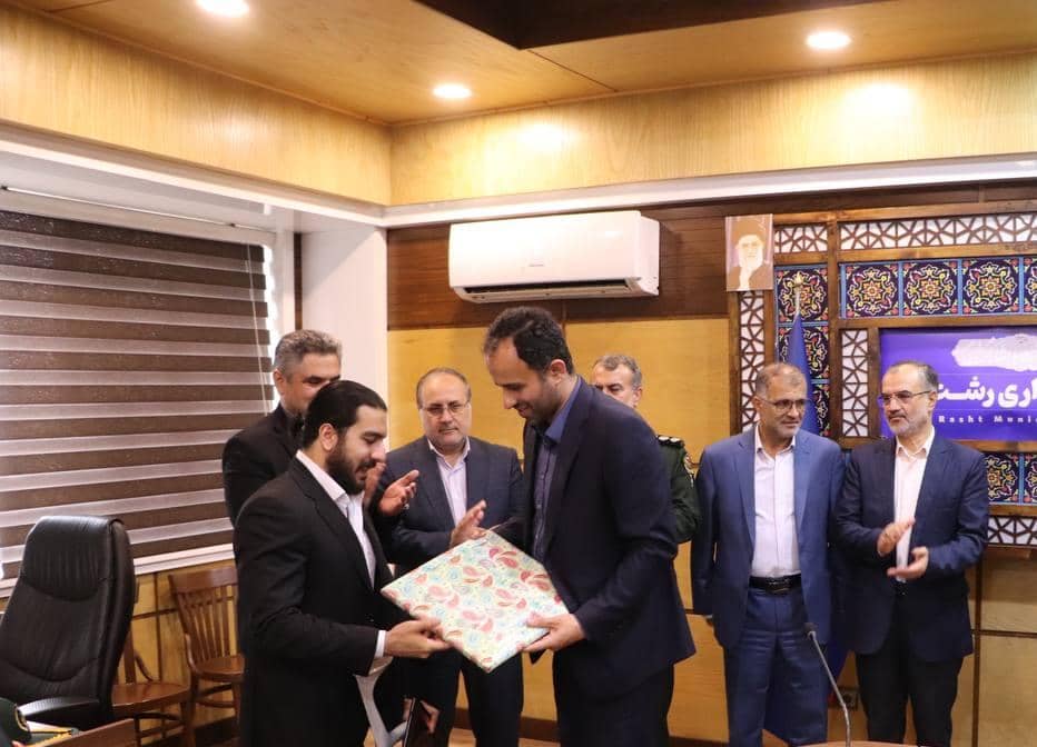 تجلیل شهردار و اعضای شورای رشت از قهرمان گیلانی پارالمپیک وزنه‌برداری 