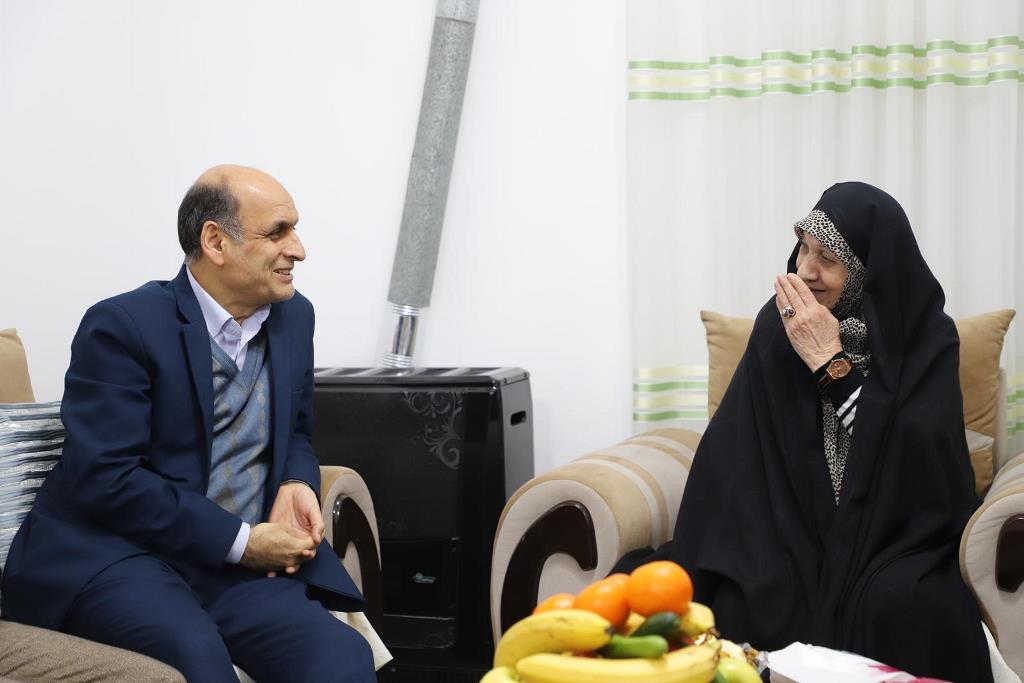 تجلیل استاندار گیلان از مادر شهید اصغری به‌مناسبت روز مادر