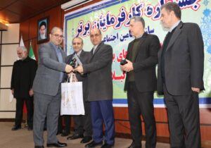  اهدای لوح و تندیس واحد برتر کارفرمایان گیلان توسط استاندار به دکتر جمال امیدی