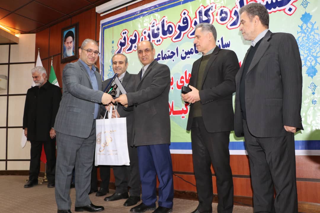  اهدای لوح و تندیس واحد برتر کارفرمایان گیلان توسط استاندار به دکتر جمال امیدی