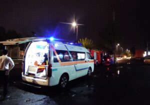 تصادف بامدادی شدید پراید و کامیون در رشت ۲ زن را راهی بیمارستان کرد