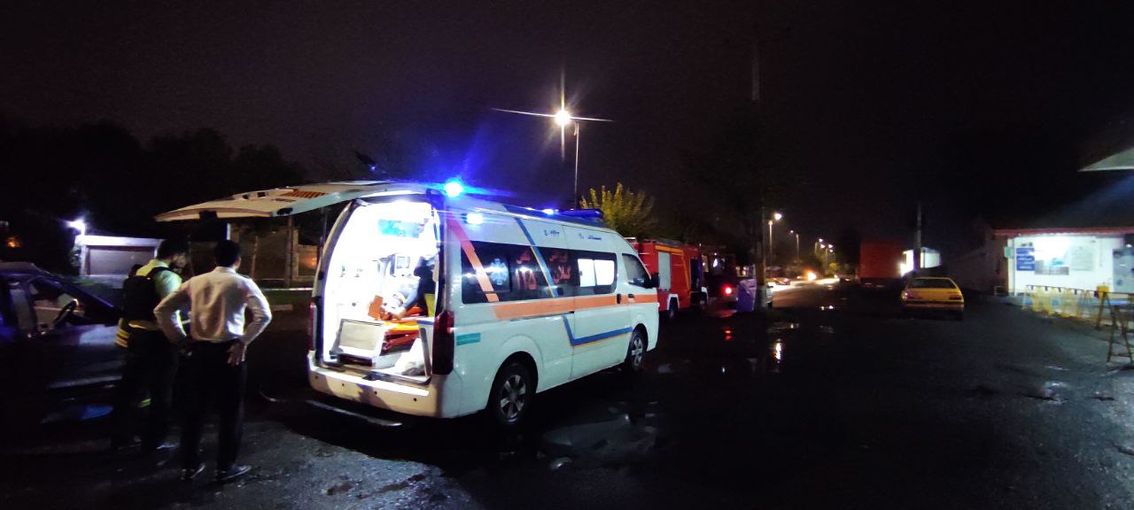 تصادف بامدادی شدید پراید و کامیون در رشت ۲ زن را راهی بیمارستان کرد