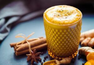 ۷ دلیل برای نوشیدن یک فنجان شیر زردچوبه قبل از خواب