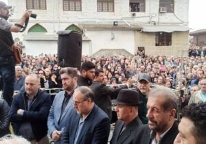 از شمار دو چشم یک تن کم                  وز شمار خرد هزاران بیش