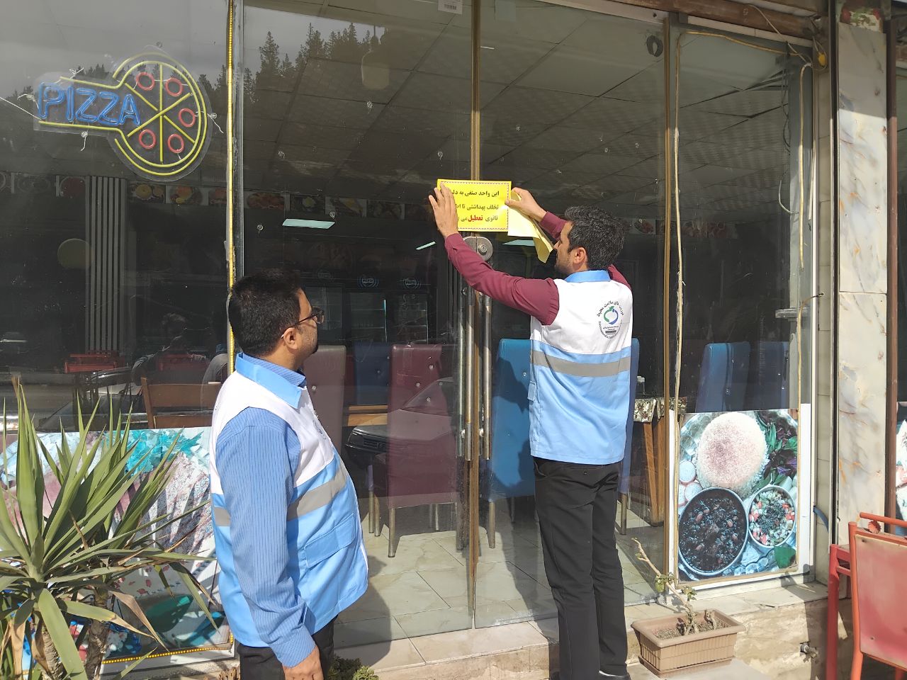 پلمب یک رستوران در رودبار به دلیل عدم رعایت ضوابط بهداشتی، نگهداری غیرمجاز و نامناسب مواد غذایی!