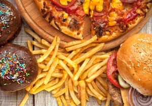ارتباط هر ۱۰۰ گرم مصرف اضافی غذاهای آماده با افزایش خطر بیماری‌ها